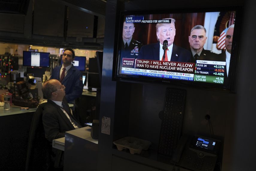 Operadores en la Bolsa de Valores de Nueva York hacen una pausa para obervar el mensaje televisado del presidente Donald Trump el mi&eacute;rcoles 8 de enero de 2020.&nbsp;