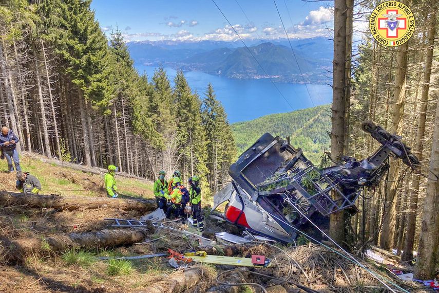 Rescatistas trabajan entre los restos de un teleférico accidentado cerca de la cima de la línea Stresa-Mottarone en la región del Piamonte, en el norte de Italia, el domingo 23 de mayo de 2021.&nbsp;