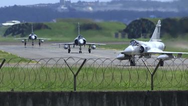 Cazas Mirage de la Fuerza Aérea de Taiwán se desplazan sobre una pista de una base, el viernes 5 de agosto de 2022, en Hsinchu, Taiwán.&nbsp;