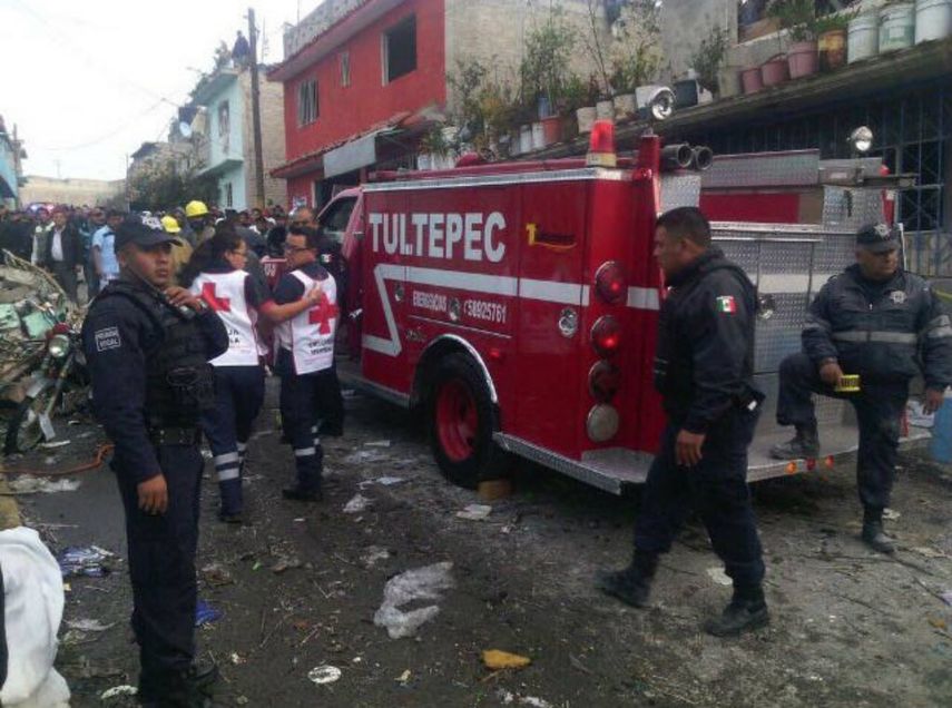 La explosión se registró en una vecindad de Tultepec, cuatro personas han sido trasladadas y cinco atendidas en el lugar, detalló la Cruz Roja.