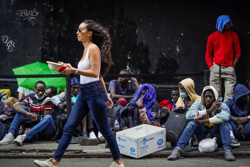 Migrantes permanecen en las calles de la ciudad de Nueva York ante la falta de albergues. 