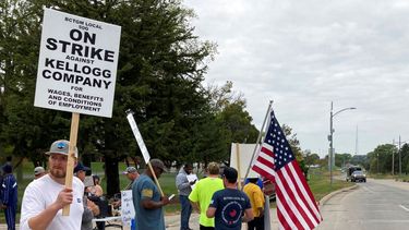 Trabajadores en huelga de una planta de cereal de Kellogg en Omaha, Nebraska.&nbsp;