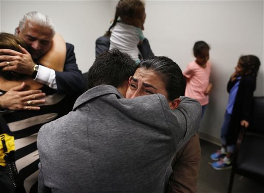 La madre de Christian Aguilar abraza a su hijo Alex en el salón de la corte de Alachua County después de saber que Pedro Bravo fue hallado culpable ( Foto AP)