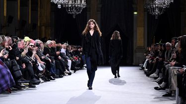 Una modelo presenta una creación de la colección Otoño-Invierno 2023-2024 del japonés Yohji Yamamoto Womenswear durante la Semana de la Moda de París el 3 de marzo de 2023.