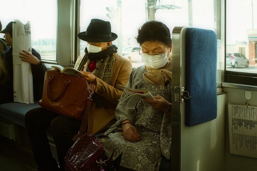 Japón estudia una variante de COVID-19 proveniente de Brasil. En la foto referencial personas viajan en el metro en medio de la pandemia