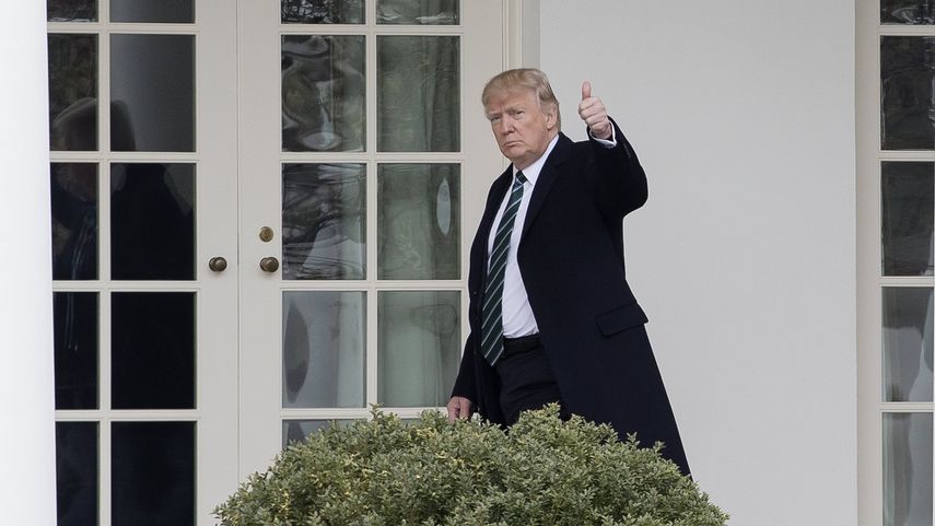 El presidente de EEUU, Donald Trump, camina por uno de los pasillos exteriores de la Casa Blanca, este 17 de marzo de 2017.