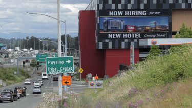 Una pantalla de video anuncia contrataciones para un nuevo hotel que abrir&aacute; pronto en el nuevo Emerald Queen Casino, en Tacoma, Washington.&nbsp;