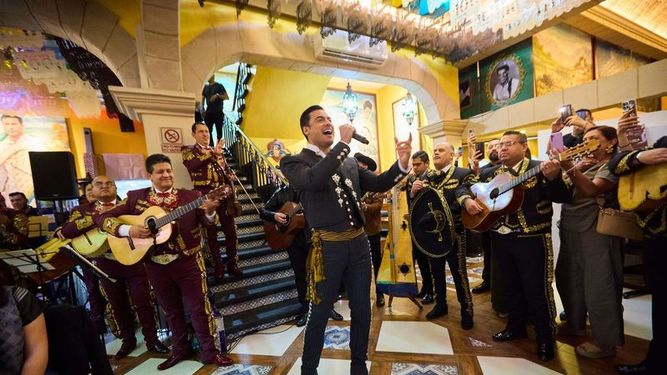 El cantante mexicano Carlos Rivera presenta el álbum Vida México en Salón Tenampa.