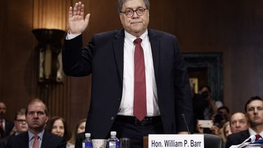 El fiscal general estadounidense, William Barr, presta juramento durante su comparecencia ante el comité judiciario del Senado estadounidense en el Capitolio, Washington D.C,&nbsp; este miércoles.