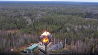 Foto de un video publicado por el Servicio de Prensa del Ministerio de Defensa de Rusia el miércoles 26 de octubre de 2022, durante una prueba un misil balístico intercontinental Yars como parte de los ejercicios nucleares de Rusia en un sitio de lanzamiento en Plesetsk, en el noroeste de Rusia.&nbsp; 