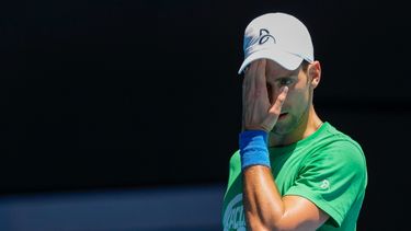El campeón defensor del Abierto de Australia, el serbio Novak Djokovic durante un entrenamiento en la Margaret Court Arena, antes del inicio del torneo, en Melbourne, Australia, el 13 de enero de 2022. 