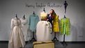 Una empleada posa con un vestido de Christian Dior usado por la actriz Elizabeth Taylor, recientemente descubierto con otros vestidos en una maleta, antes de su venta en Kerry Taylor Auctions, en Londres el 25 de noviembre de 2022.
