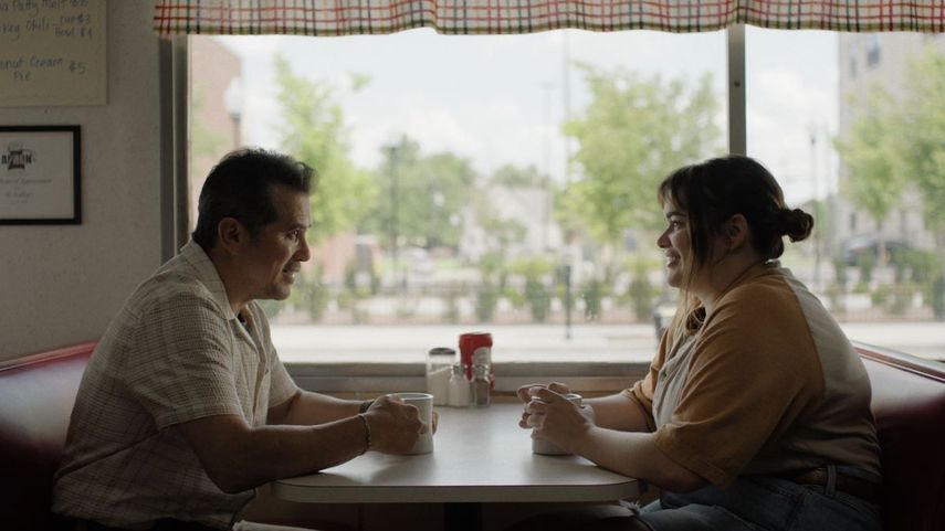 Barbie Ferreira y John Leguizamo entablan una hermosa amistad a través de sus heridas en&nbsp;Bob Trevino Likes It.