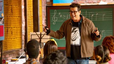 Carlos Vives como el profesor Molina en la nueva serie de Disney+, El club de los graves.&nbsp;