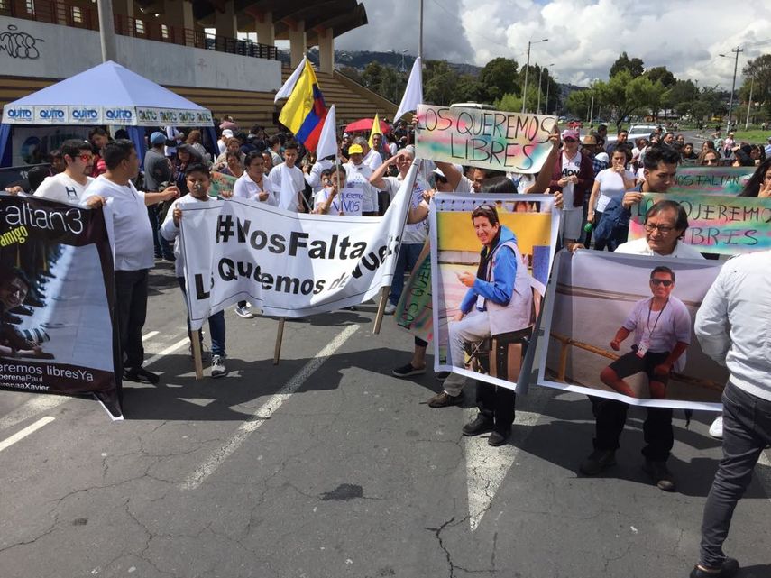 Familiares de los periodistas desaparecidos realizaron plantón al sur de Quito.&nbsp;