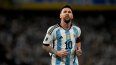 El delantero argentino Lionel Messi durante el partido ante Uruguay por las eliminatorias de la Copa Mundial en el estadio La Bombonera, en Buenos Aires, el jueves 16 de noviembre de 2023.