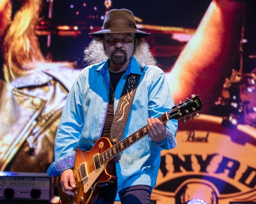 En esta foto de archivo tomada el 11 de mayo de 2019, el músico Gary Rossington de Lynyrd Skynyrd se presenta durante KAABOO Texas en el estadio AT&T en Arlington, Texas. El guitarrista Gary Rossington, el último miembro original que quedaba de la banda de rock estadounidense Lynyrd Skynyrd, murió el domingo, dijo la banda. Tenía 71 años. Rossington fue miembro fundador del grupo.