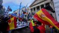 Centenares de policías marchan frente a la sede del Parlamento español durante una protesta en Madrid, el sábado 27 de noviembre de 2021. Centenares de policías marchan frente a la sede del Parlamento español durante una protesta en Madrid, el sábado 27 de noviembre de 2021.