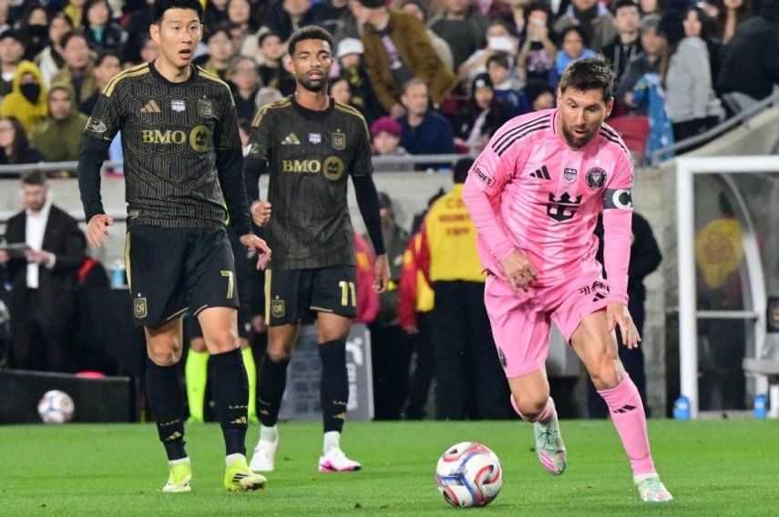 El delantero argentino #10 del Inter Miami, Lionel Messi (der.), controla el balón mientras el delantero surcoreano #07 del LAFC, Son Heung-min (izq.), y el mediocampista alemán #11 del LAFC, Timothy Tillman, observan durante el partido inaugural de la Major League Soccer entre Los Angeles Football Club y el Inter Miami CF en el LA Memorial Coliseum en Los Ángeles, el 21 de febrero de 2026.&nbsp;