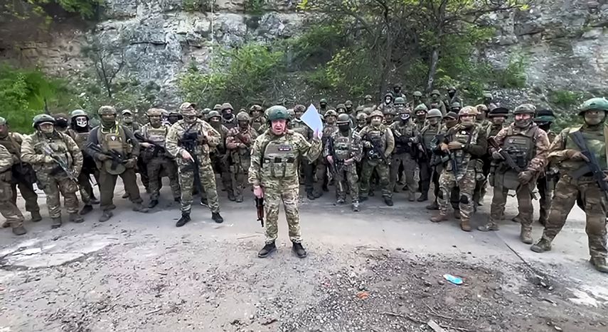 El jefe del grupo mercenario ruso Wagner, Yevgeny Prigozhin, junto a un grupo de mercenarios. &nbsp;