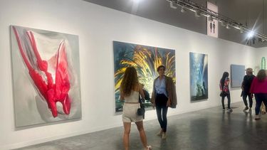Espectadores visitan la edición 2023 de Art Basel Miami Beach