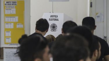 Varias personas acuden a votar este domingo 7 de octubre de 2018, en Río de Janeiro.