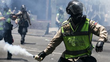 Las manifestaciones se han tornado violentas tras ser reprimidas, con perdigones y gas lacrimógeno, por parte de funcionarios de la Policía Nacional Bolivariana (PNB) y otros cuerpos de seguridad del Estado.