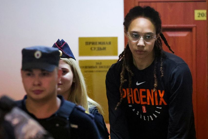 La estrella de la WNBA y bicampeona olímpica Brittney Griner entra a la sala del tribunal para una audiencia, en Khimki, afueras de Moscú, miércoles 27 de julio de 202