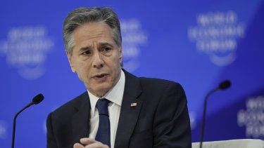 El secretario de Estado de Estados Unidos, Antony Blinken, hace gestos durante su discurso en la reunión anual del Foro Económico Mundial en Davos, Suiza, el miércoles 17 de enero de 2024.&nbsp;