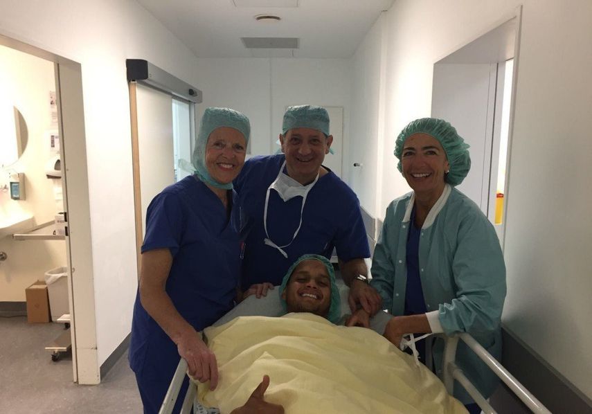 Rosales junto al cuerpo médico que le operó en Múnich.