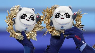 Atletas estadounidenses exhiben peluches tras ganar un evento en los Juegos Olímpicos de Invierno de Pekín el 7 de febrero de 2022.&nbsp;