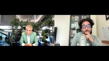 Luis Bond conversa con el cantante José Luis Rodríguez.&nbsp;