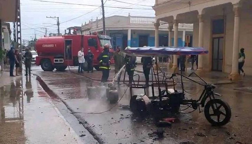 Bicitaxi incendiado en Ciego de Ávila, Cuba.&nbsp;