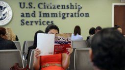 Una inmigrante colombiana estudia antes de su examen de ciudadanía en la oficina de Servicios de Ciudadanía e Inmigración de EE. UU. (USCIS) en Queens el 30 de mayo de 2013, en el vecindario Long Island City del distrito de Queens en la ciudad de Nueva York. Una inmigrante colombiana estudia antes de su examen de ciudadanía en la oficina de Servicios de Ciudadanía e Inmigración de EE. UU. (USCIS) en Queens el 30 de mayo de 2013, en el vecindario Long Island City del distrito de Queens en la ciudad de Nueva York.