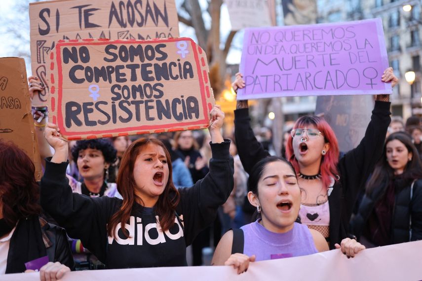 Una mujer sostiene una pancarta que dice No somos rivales, somos la resistencia durante una manifestación con motivo del Día Internacional de la Mujer en Madrid.&nbsp;