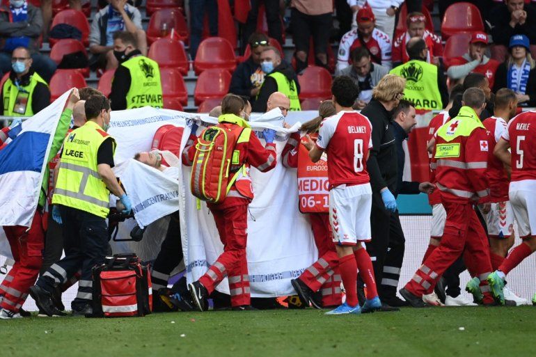 El mediocampista danés Christian Eriksen es retirado de la cancha después de colapsar durante el partido de fútbol del Grupo B de la UEFA EURO 2020 entre Dinamarca y Finlandia en el Estadio Parken de Copenhague el 12 de junio de 2021    