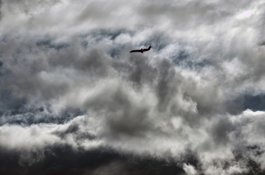Un avión atraviesa nubes de tormenta rumbo al aeropuerto Hollywood Burbank, en Burbank, California, el sábado 25 de diciembre de 2021.&nbsp;