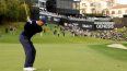 Tiger Woods realiza su tiro de aproximación al hoyo 18 durante la primera ronda del Genesis Invitational en el Riviera Country Club del área de Los Ángeles, el jueves 16 de febrero de 2023.