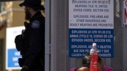 Una niña de Guatemala, que busca asilo con su madre y su hermana, espera después de ser rechazada en el puerto de cruce de San Ysidro en la frontera entre Estados Unidos y México vista desde Tijuana, estado de Baja California, México, el 20 de mayo de 2022.