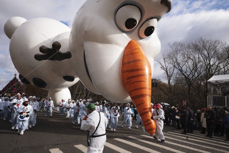 Nueva York se llena de colores y globos gigantes en desfile del Día de de Gracias