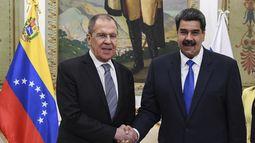 El canciller ruso&nbsp;Serguéi Lavrov y el dictador venezolano Nicolás Maduro.