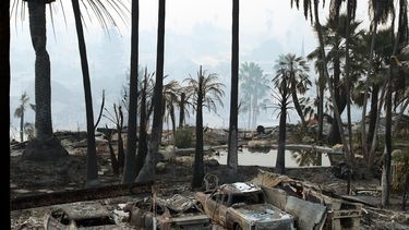 Tres vehículos quedaron calcinados en una residencia quemada en California.&nbsp;