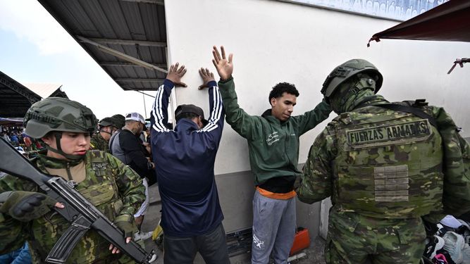 Previo al toque de queda en Ecuador, militares realizan controles de armas y drogas en Quito el 10 de febrero de 2026, como parte de la lucha contra el crimen paradesmantelar bandas de narcotraficantes con apoyo de EEUU.