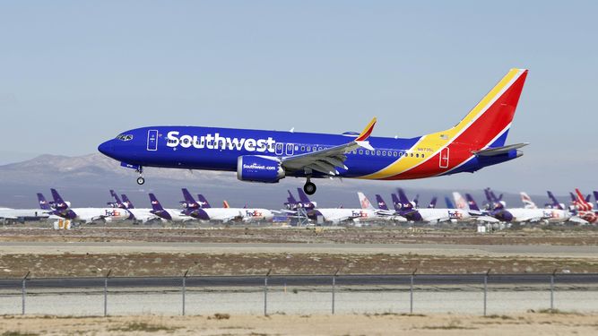 En esta fotografía del 23 de marzo de 2019, un avión Boeing 737 Max de la aerolínea Southwest Airlines aterriza en Victorville, California. 