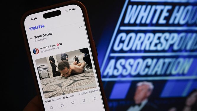 Esta fotografía ilustrativa, tomada en Los Ángeles, muestra un teléfono con una publicación en Truth Social del presidente estadounidense Donald Trump, en la que se exhibe una imagen del presunto sospechoso de un tiroteo durante la Cena de Corresponsales de la Casa Blanca, tendido en el suelo tras ser detenido el 25 de abril de 2026.