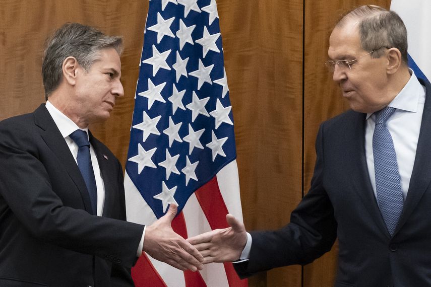 El secretario de Estado de EEUU Antony Blinken (i) con el canciller ruso Serguei Lavrov en Ginebra el 21 de enero de 2022.