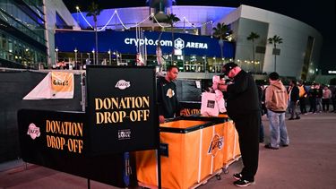 La gente deja donaciones para las víctimas de los incendios en el área de Los Ángeles antes de que Los Angeles Lakers reciba a los San Antonio Spurs en el Crypto Arena en el centro de Los Ángeles el 13 de enero de 2025.&nbsp; &nbsp;