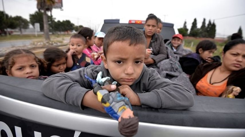 Un grupo de menores centroamericanos, detenidos al tratar de cruzar la frontera de Estados Unidos (Archivo)