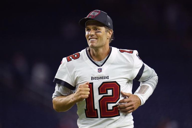 Tom Brady, quarterback de los Buccaneers de Tampa Bay, abandona el campo tras un partido de pretemporada frente a los Texans de Houston, el sábado 28 de agosto de 2021 