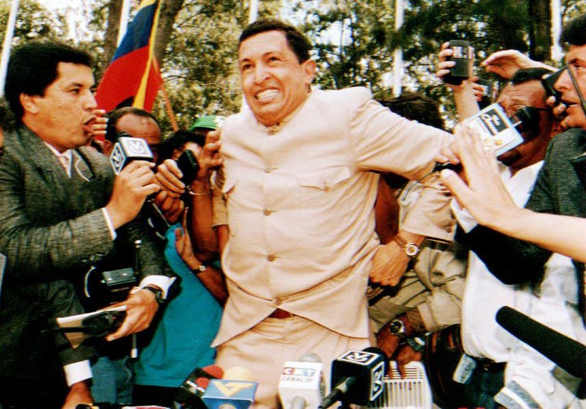 En esta foto de archivo tomada el 25 de marzo de 1994, el teniente coronel del ejército Hugo Chávez, quien encabezó el intento de golpe de estado de 1992, habla con los periodistas el 26 de marzo de 1994 después de ser liberado de la cárcel.&nbsp;